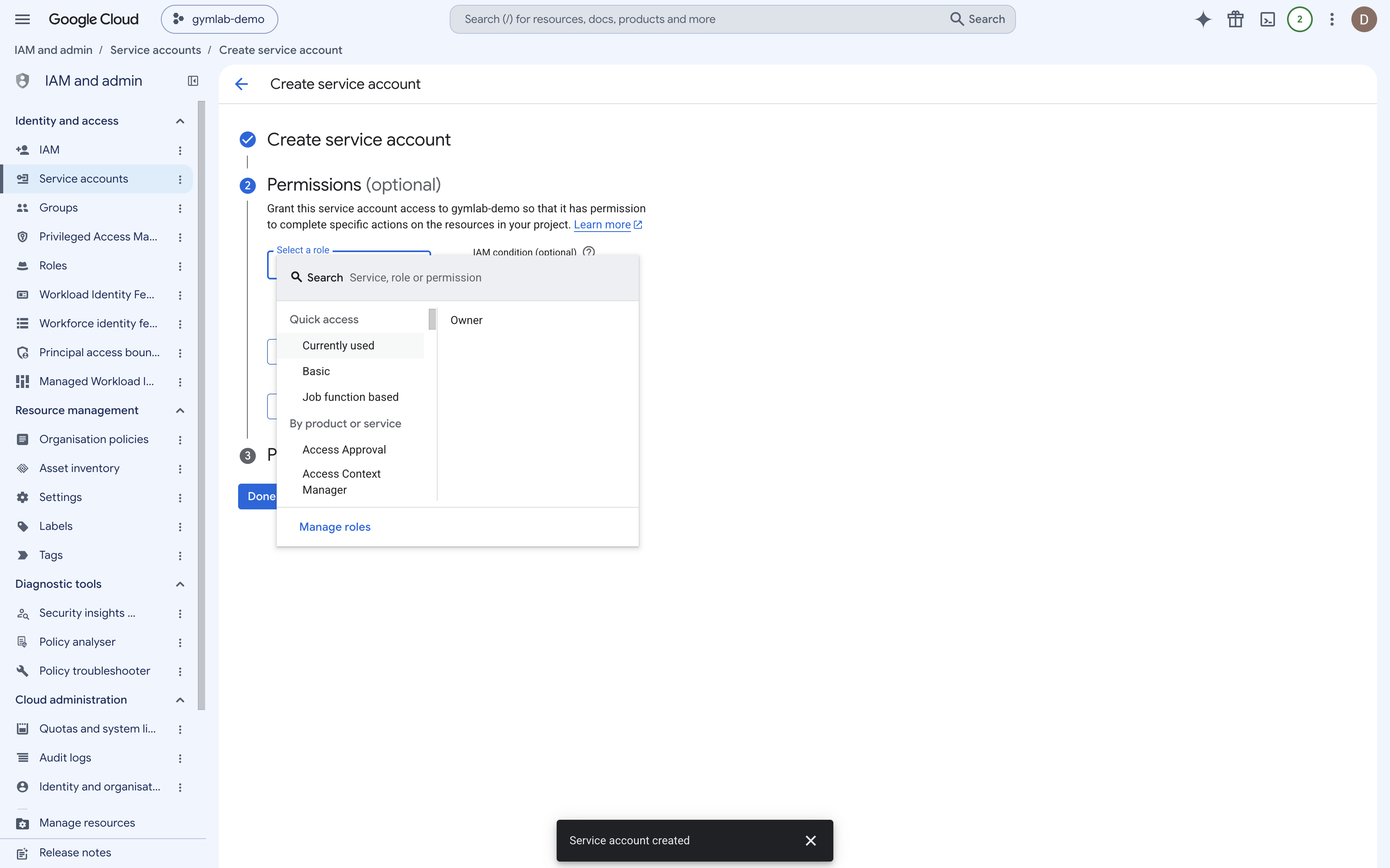 Paso de acceso al proyecto con el selector de roles de la cuenta de servicio abierto